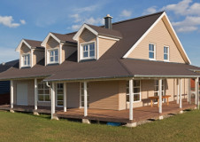 Cape-Cod-beige-Fassade-Bevelprofil-Sandelholz